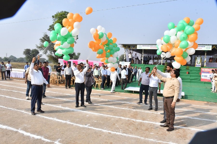 Hon' ble VC Sir, Dean and Faculty chairman releasing balloons in the opening ceremony._1703143693.jpg